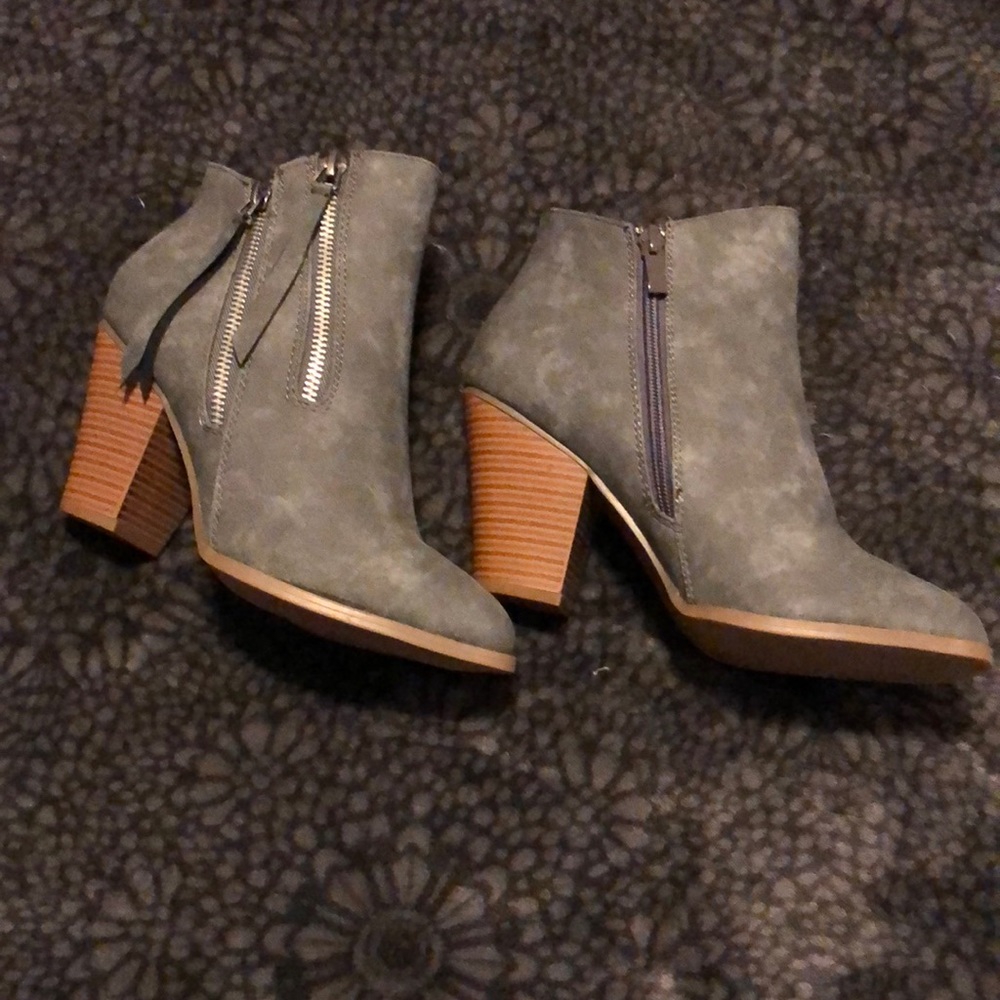 New JG faux leather gray heeled boots